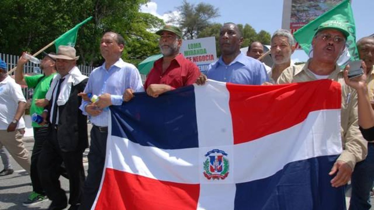 Varias organizaciones sociales, populares y religiosas realizaron en diferentes partes del país protestas a favor de Loma Miranda, partiendo desde el Parque Enriquillo hasta llegar al Senado. Hoy/ Aracelis Mena. 27/08/2014
