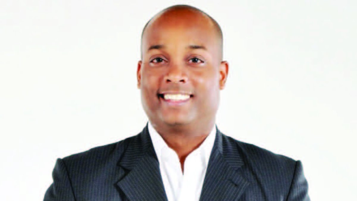 Juan Carlos Santana, además de buen comentarista, se preocupar por el buen vestir