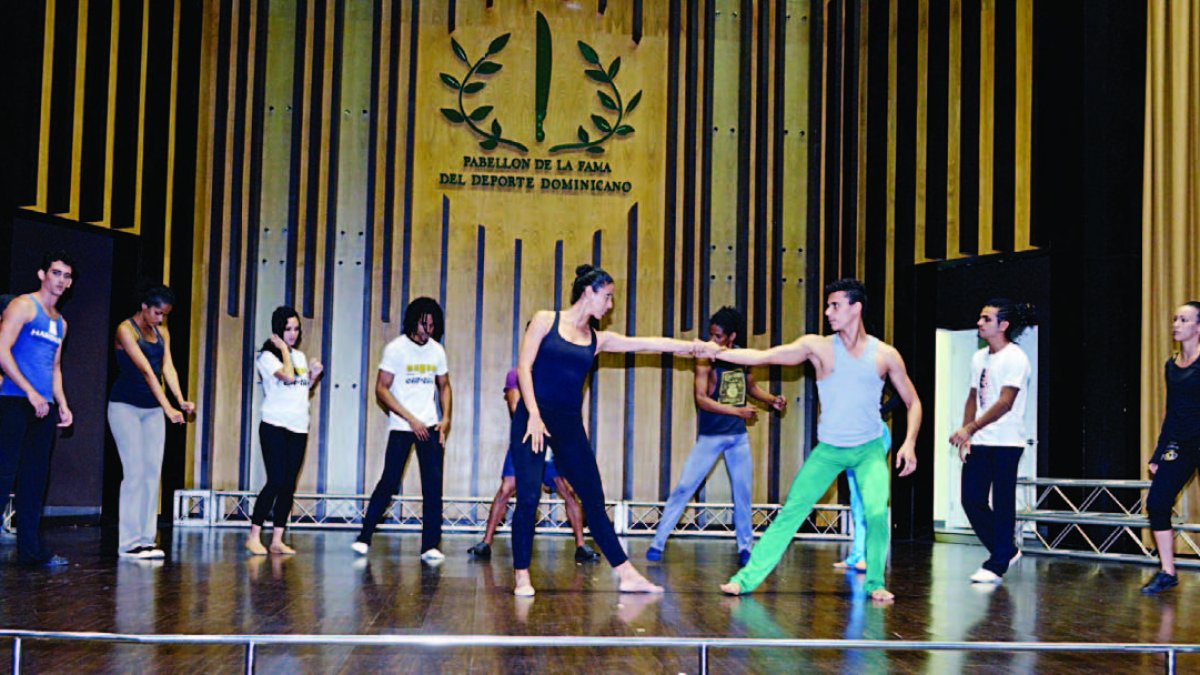 Los bailarines de Endedans ensayando una de las piezas en el auditorio del Pabellón de la Fama del Deporte Dominicano Olímpico
