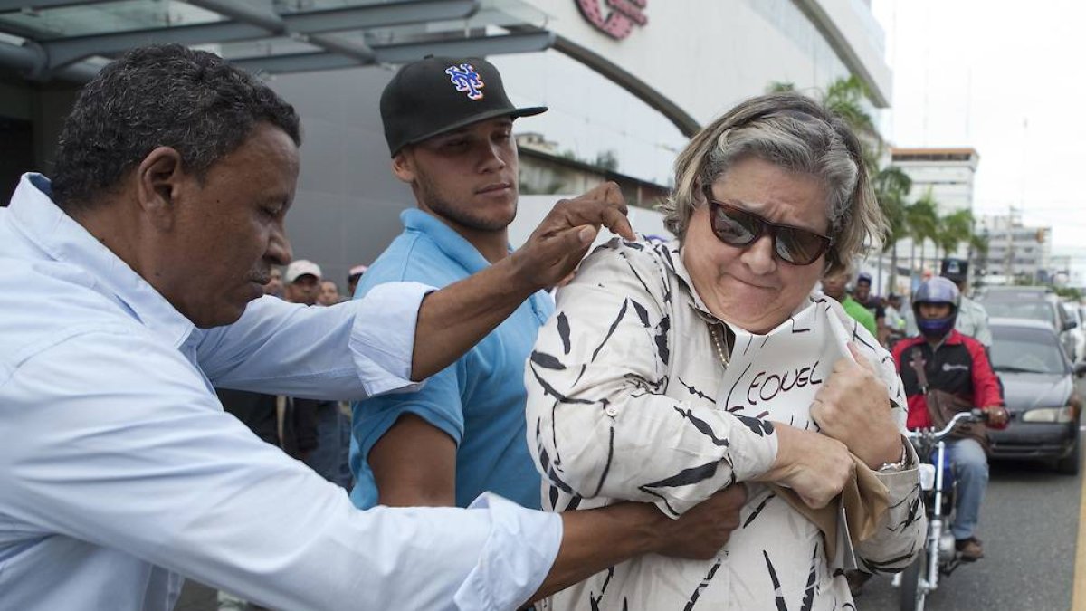 MUJER ES AGREDIDA POR PARTIDARIOS DE EXPRESIDENTE DOMINICANO