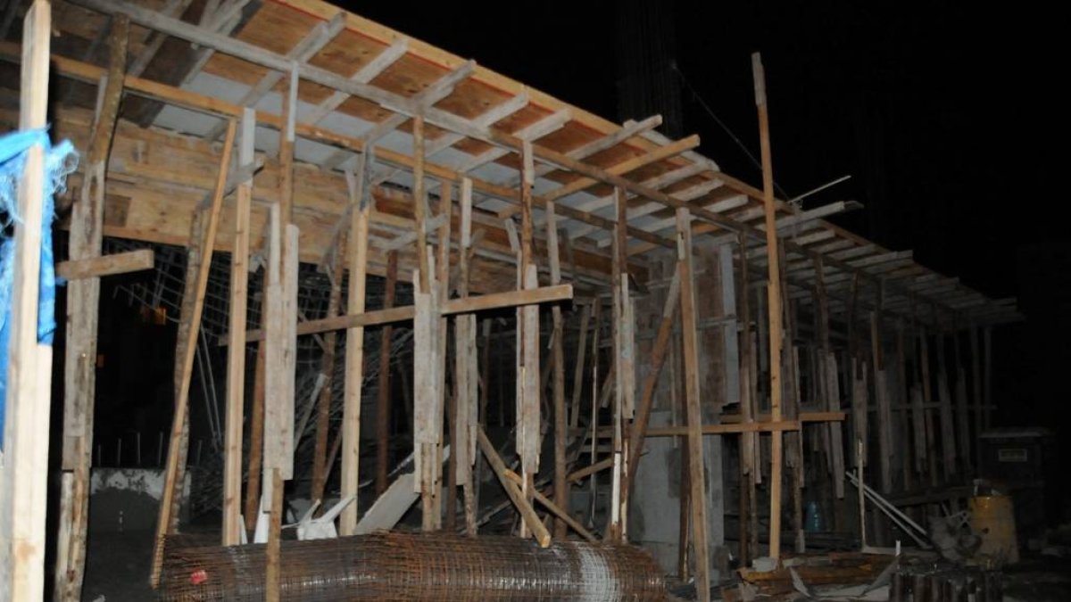 Derrumbe De Techo De Torre En Construcción El Retiro 7 Donde Fallecio Un Haitino De 25 Años Al Caerle Todo Materrial Y La Barrilla Arriba.En Foto.Fachada De La  ConstrucciónHOY.Alina Mieses.22.12.2014