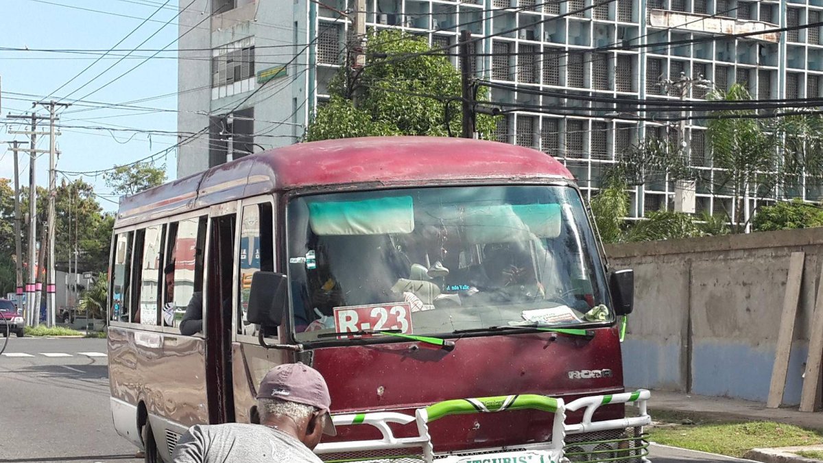 Tras el hecho, los desconocidos armados, despojaron de sus pertenecías y dinero en efectivo tanto al chofer como al cobrador. Foto:HOy/Wendy Carrasco.