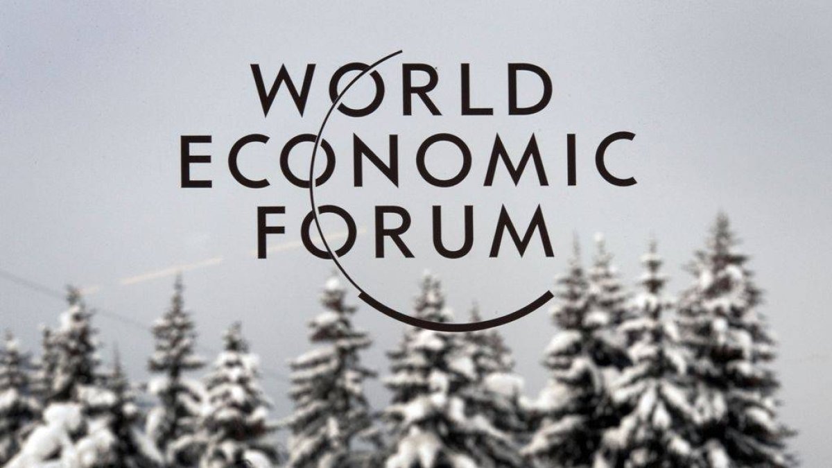 (FILES) A file picture taken on January 25, 2012 in Davos shows the logo of World Economic Forum (WEF) logo in front of snow-covered trees. World leaders including France’s Francois Hollande, Germany’s Angela Merkel and China’s Li Keqiang will gather at the annual Davos forum running from January 21 until January 24, 2015, seeking to chart a path away from fundamentalism towards solidarity. AFP PHOTO / FABRICE COFFRINI