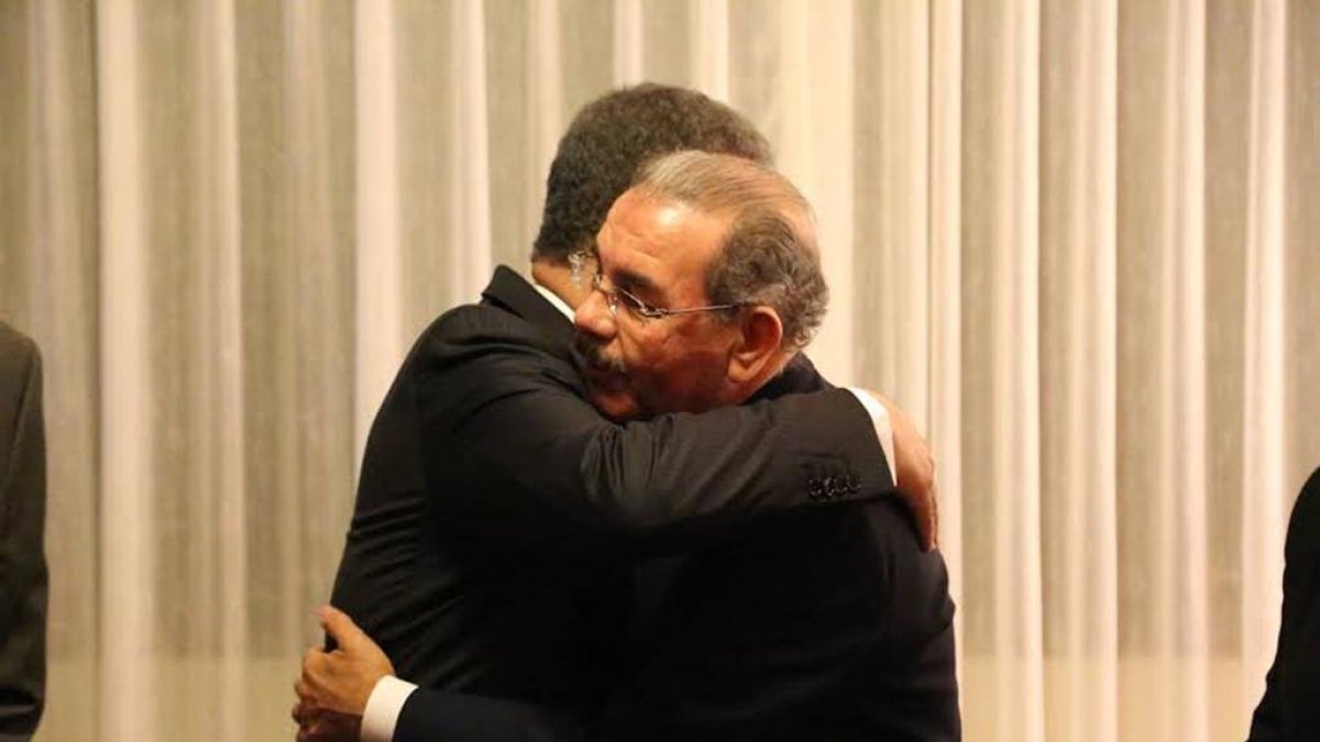El presidente de la República, licenciado Danilo Medina, y presidente del Partido de la Liberación Dominicana (PLD), doctor Leonel Fernández, se reunieron la tarde de este sábado conjuntamente con otros integrantes del Comité Político de la entidad.El encuentro, que  se llevó a cabo en la residencia del expresidente Fernández, ubicada en el Ensanche Naco, de esta capital.Hoy/Fuente Externa 14/2/15