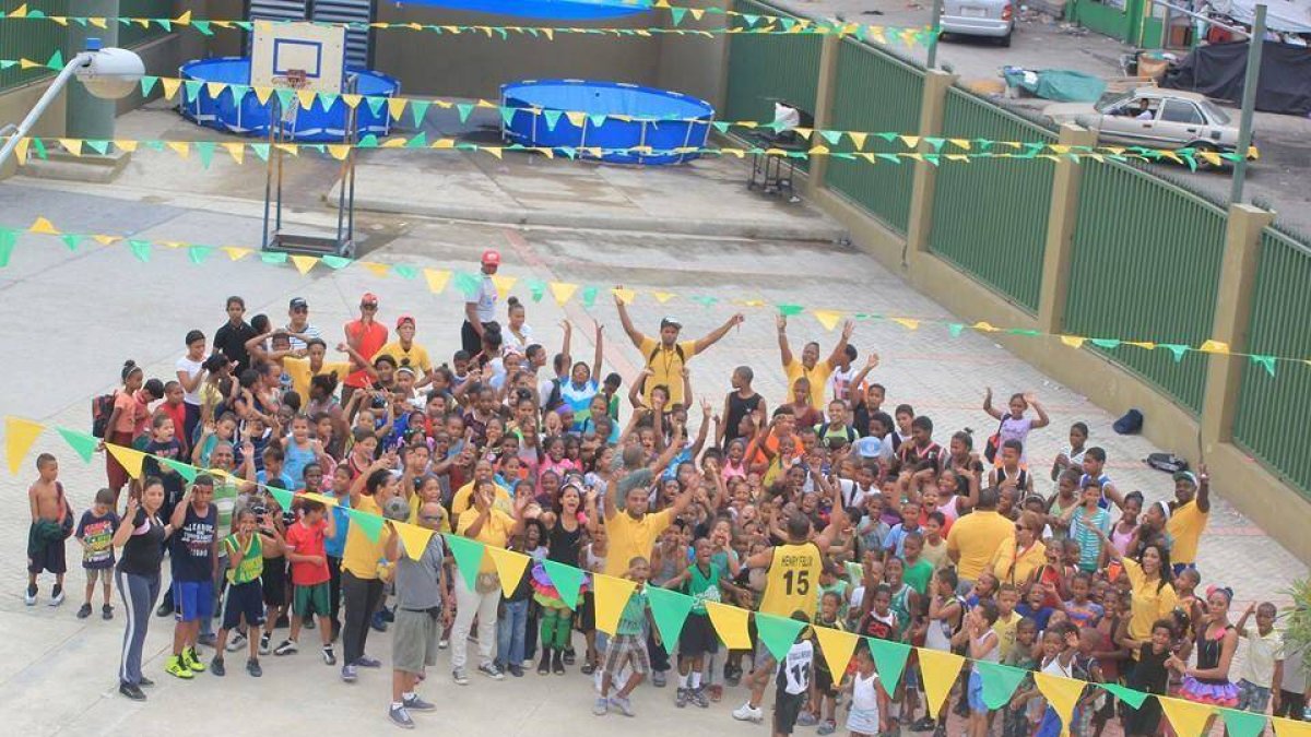 Niños de San Carlos comparten en el campamento 2015.