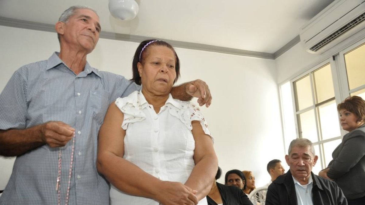 El pais.Desconocidos ultimaron ayer a balazos en su residencia al dirigente del Partido de la Liberación Dominicana (PLD), en Cotuí, y viceministro de Energía y Minas, Victoriano Santos,en foto padre Juan Santos Hernandez y su esposa  en el Velatorio.Hoy/Pablo Matos     7-06-2015