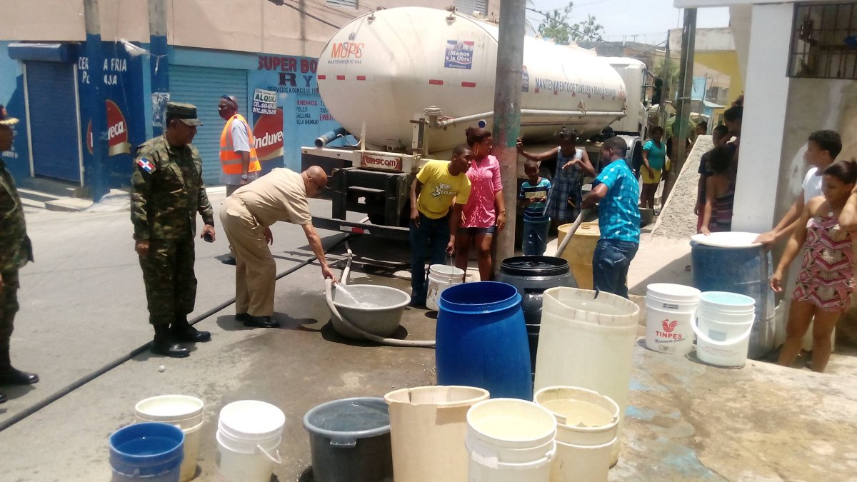 Operativo de reparto de agua por parte del Ministerio de Obras Públicas y Comunicaciones.