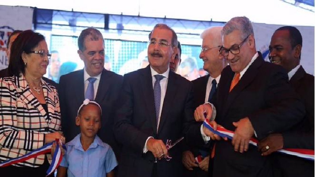 Danilo en Peravia escuela