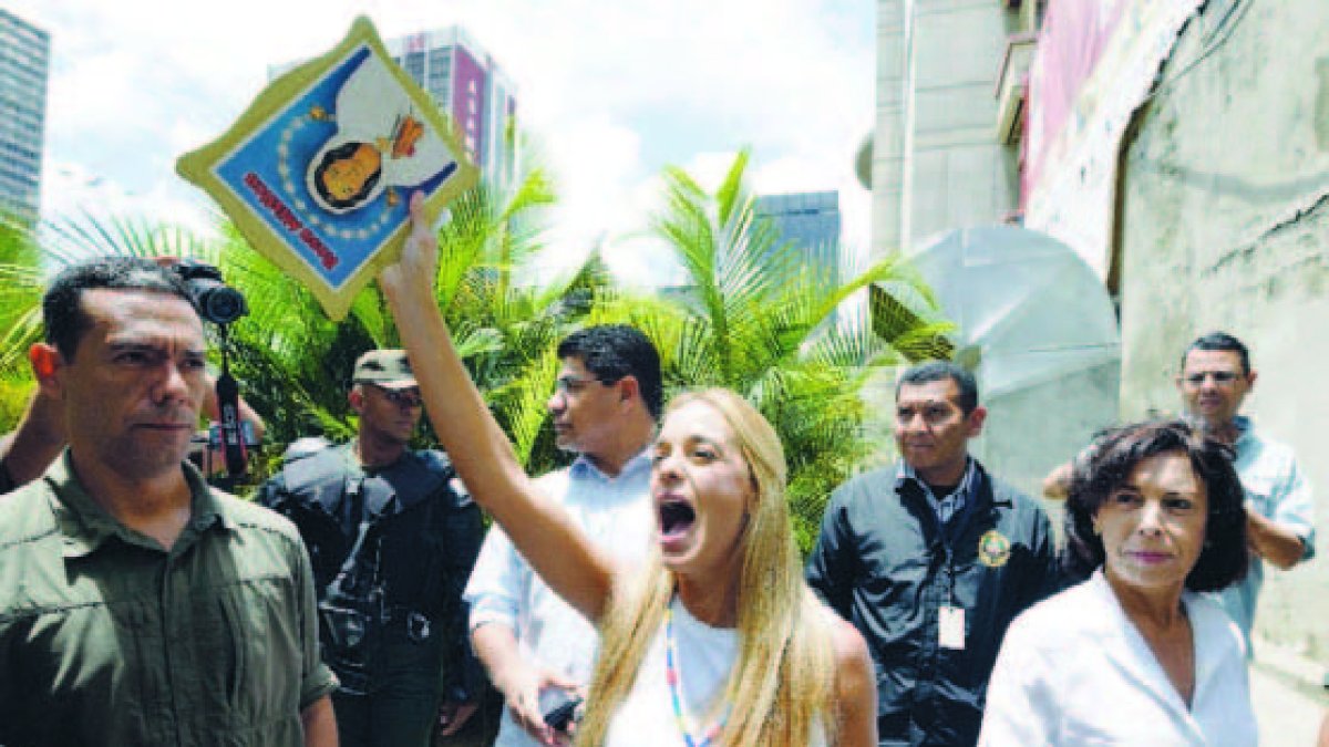 Lilian Tintori, esposa de  Leopoldo López, junto a otros manifestantes