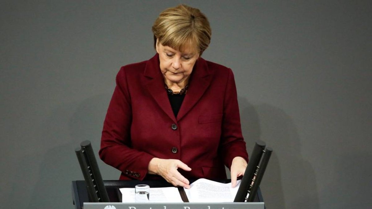 La canciller alemana Angela Merkel pronuncia un discurso antes de la Cumbre de la UE en Bruselas en el Parlamento alemán Bundestag en Berlín, Alemania, jueves, 15 de octubre de 2015. (Foto AP/Markus Schreiber)