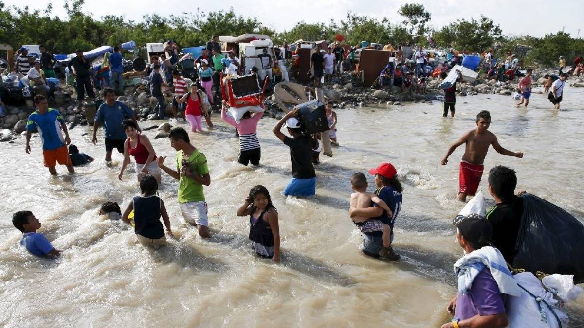 Centenares de colombianos iniciaron un éxodo voluntario hacia su país en medio de la crisis fronteriza generada, fuente externa