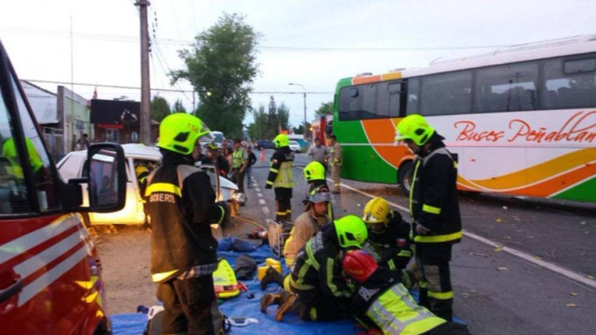 Cinco muertos y treinta heridos en un choque de autobús y camión en Chile