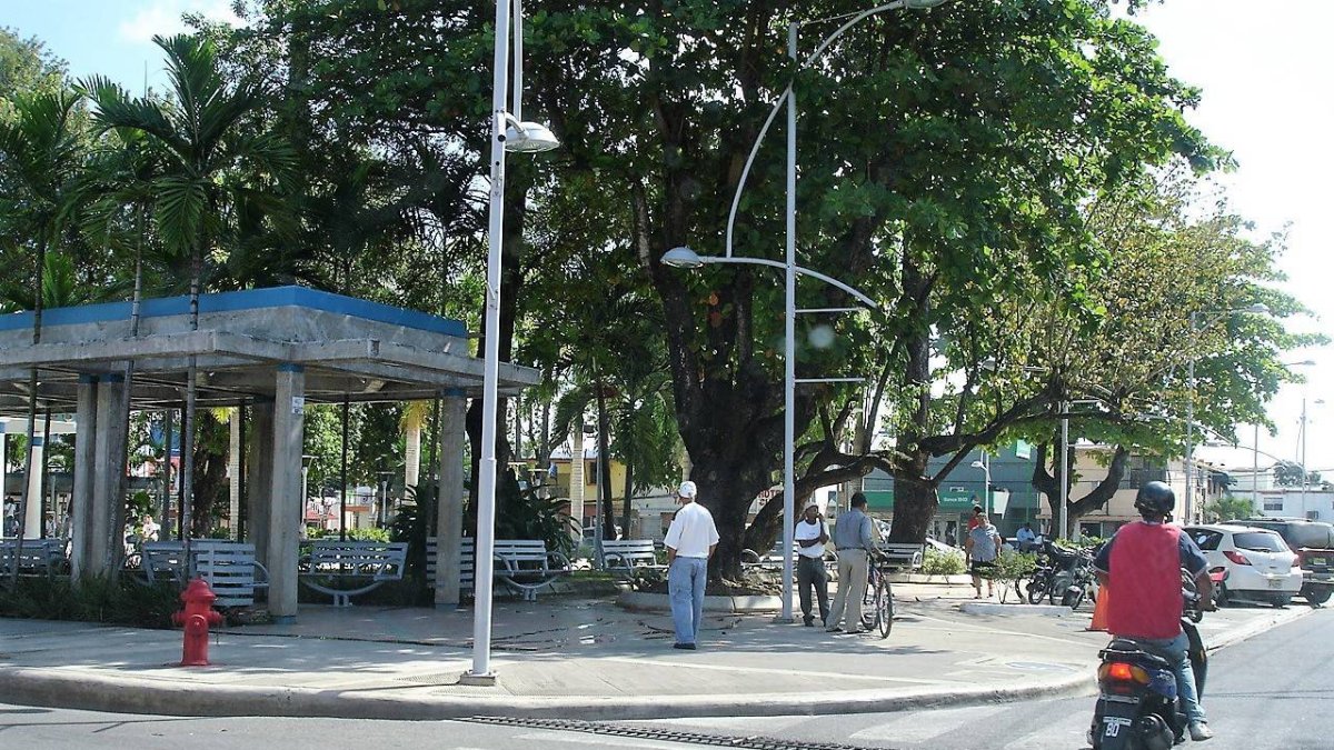 Fueron montados numerosos puestos de vigilancia y protección en diferentes puntos de la ciudad .