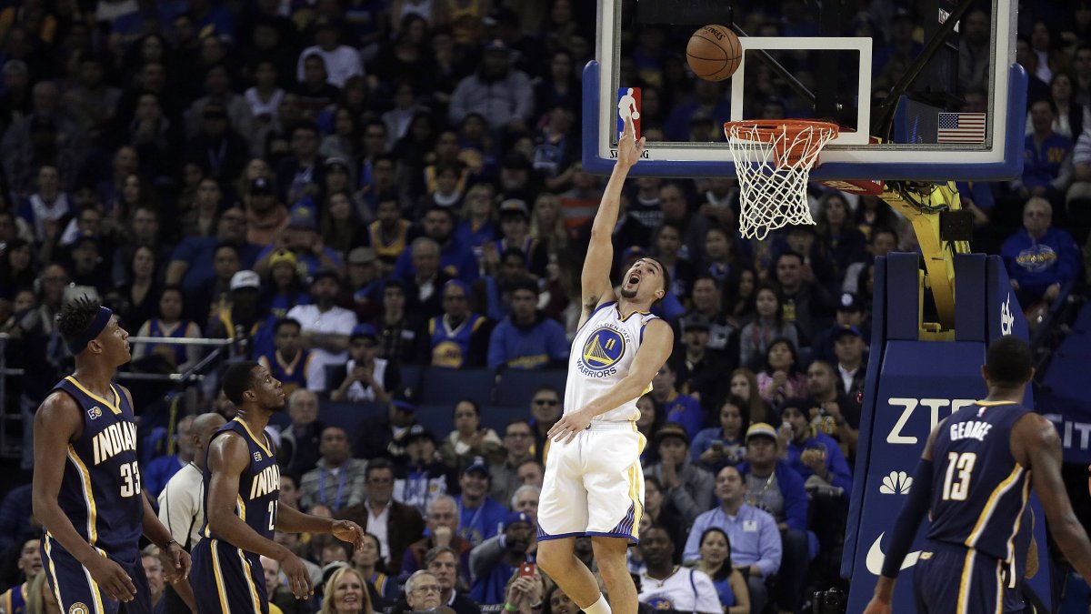 El jugador de los Warriors de Golden State Klay Thompson deja una bandeja de espaldas en la segunda parte de su partido de NBA contra los Pacers de Indiana, el lunes 5 de diciembre de 2016 en Oakland. (AP Foto/Ben Margot)