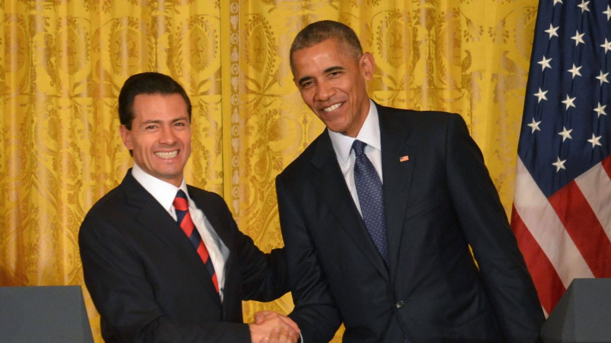 US President Barack Obama (R) shakes hands with Mexican President Enrique Pena Nieto after their joint news conference the White House in Washington on July 22, 2016.  / AFP / Patsy LYNCH