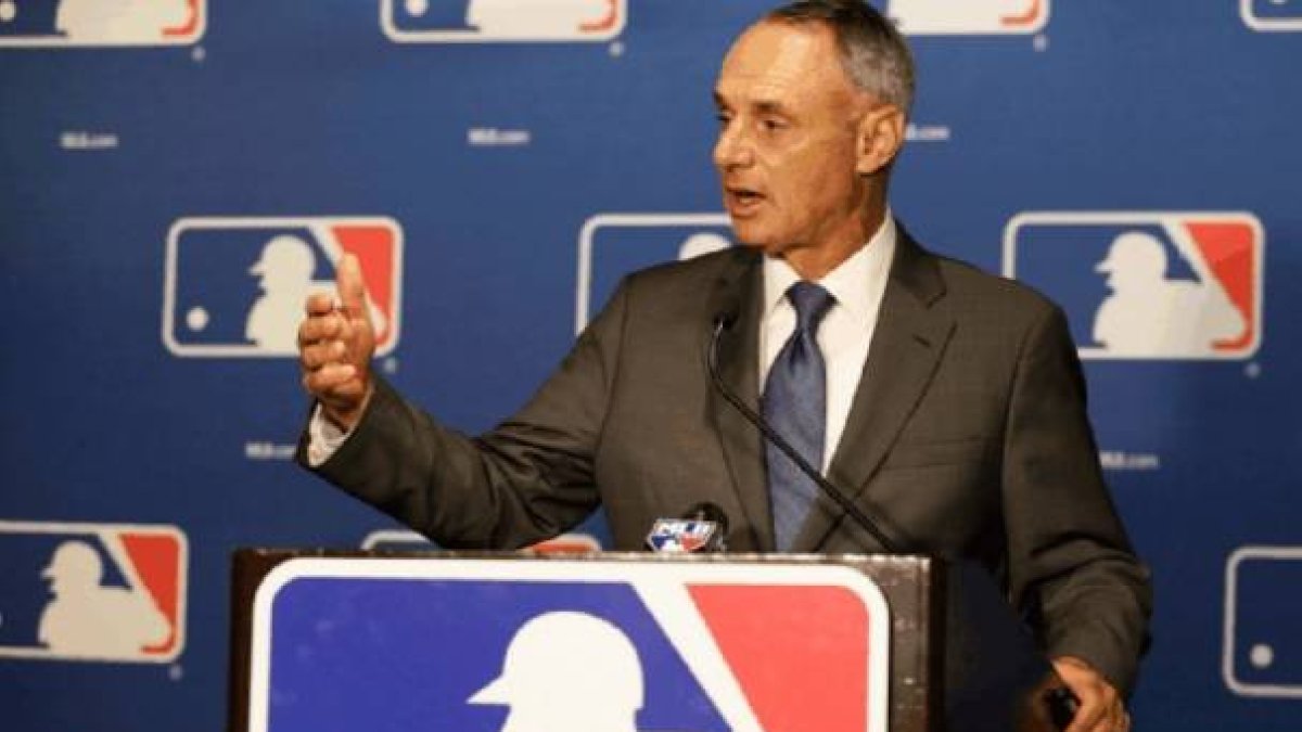 Rob Manfred, cerca de decisión en casos de violencia doméstica