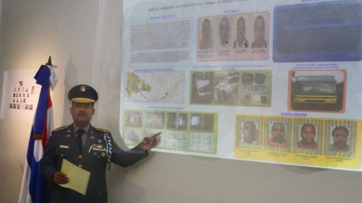 Dos cabos y un raso de la Policía fueron cancelados por estar implicados junto a diez civiles que participaron en el asalto a un autobús de la empresa Caribe Tours en el kilómetro 40 de la autopista Duarte. Foto de archivo.