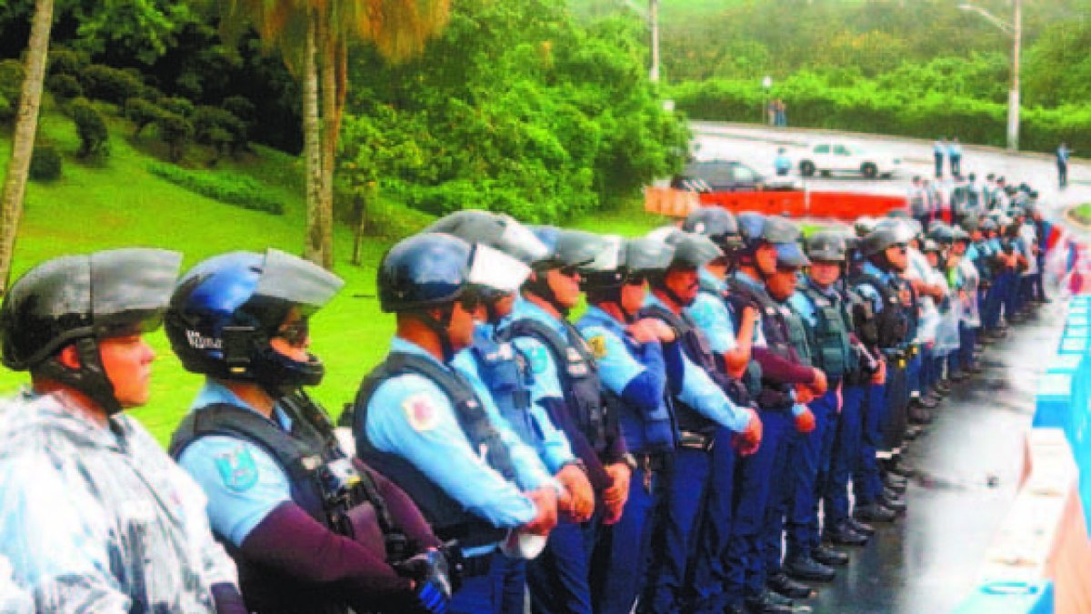 Policías hacen barrera contra manifestantes en Fajardo, Puerto Rico