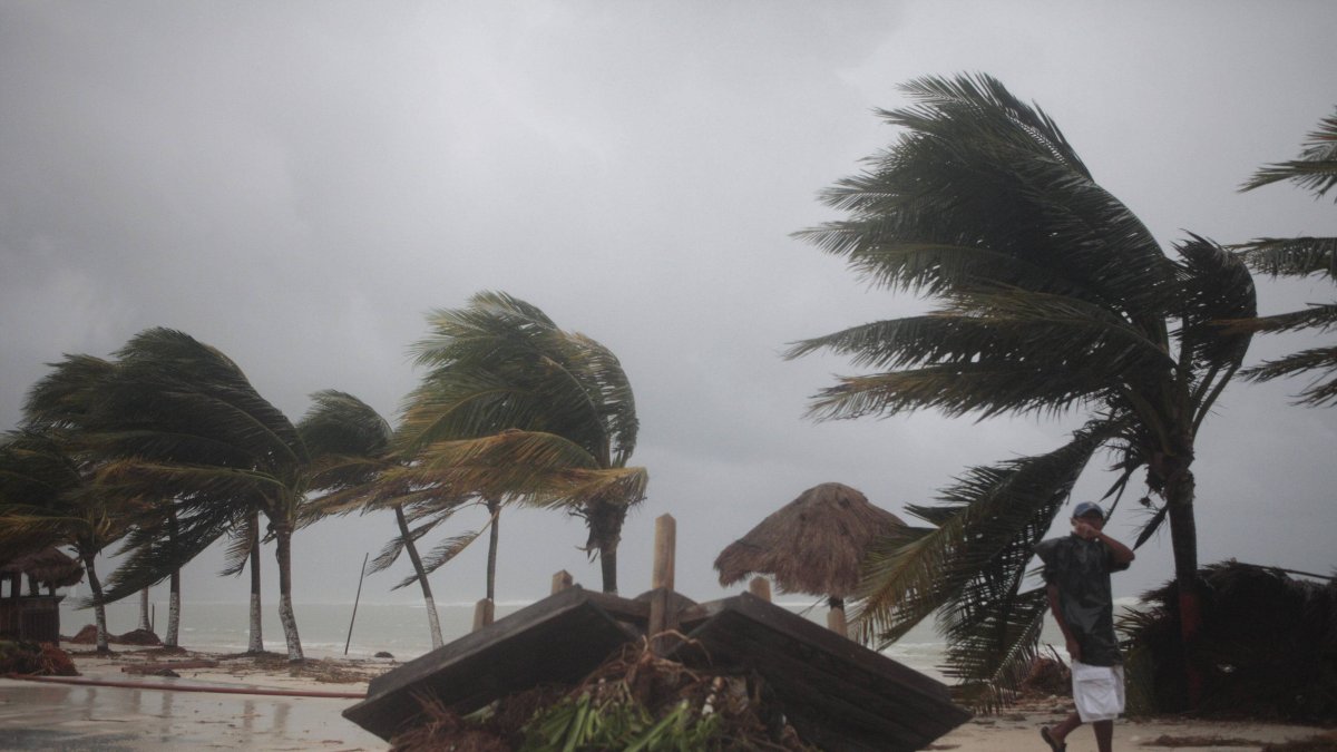 MEX18. MAJAHUAL (MÉXICO), 08/08/2012.- Un hombre camina entre los destrozos causados por 