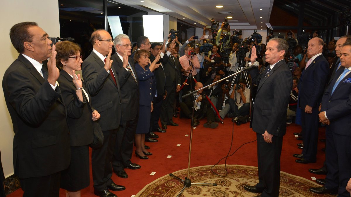 El Presidente del senado Reilnaldo Pared Perez juramenta los jueces de la JCE. Hoy/Fuente Externa 21/11/16