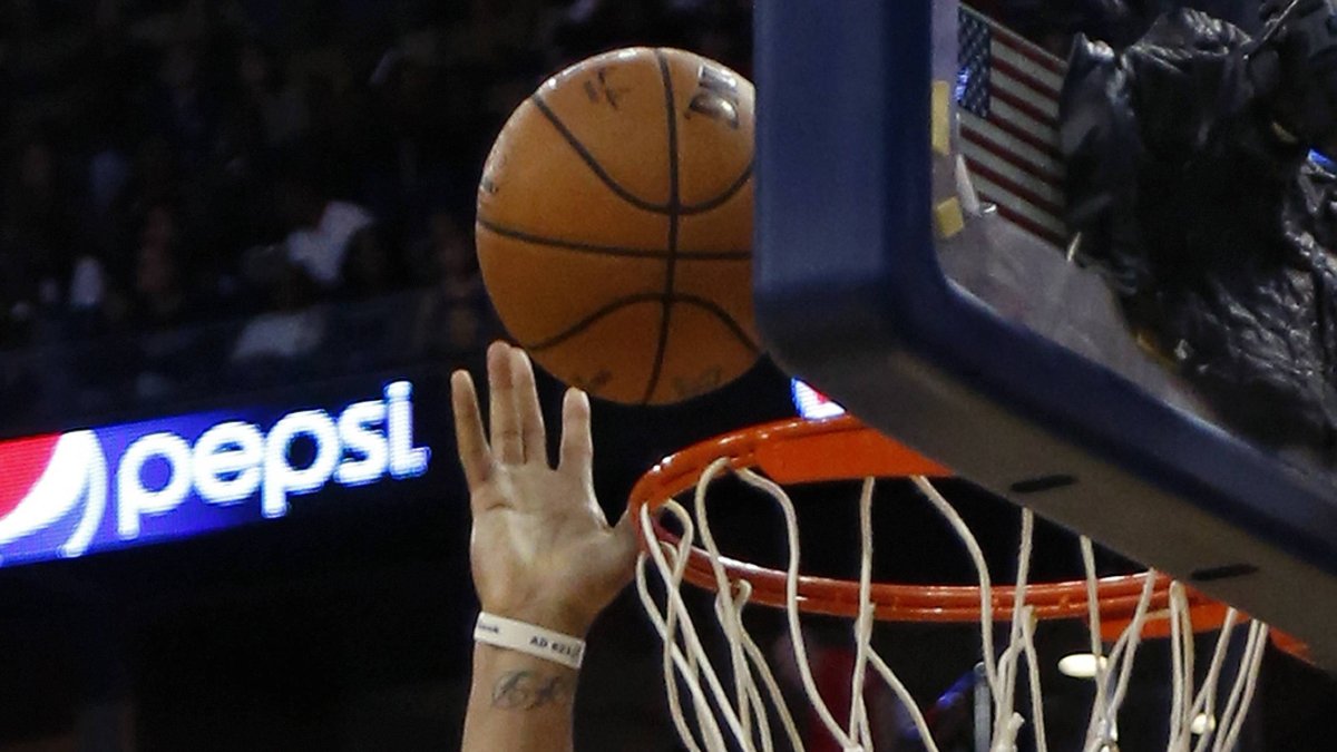 El jugador de los Pelicans, Anthony Davis, realiza un tiro ante los Warriors el viernes, 28 de octubre de 2016, en Nueva Orleáns. (AP Photo/Max Becherer)