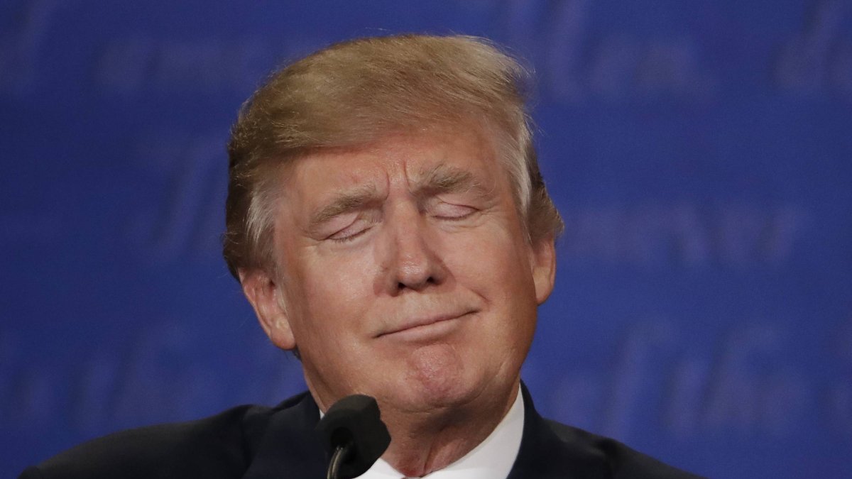 El candidato presidencial republicano, Donald Trump escucha a la nominada presidencial demócrata, Hillary Clinton, durante el tercer debate presidencial en UNLV en Las Vegas el miércoles 19 de octubre de 2016. (AP Foto/David Goldman)