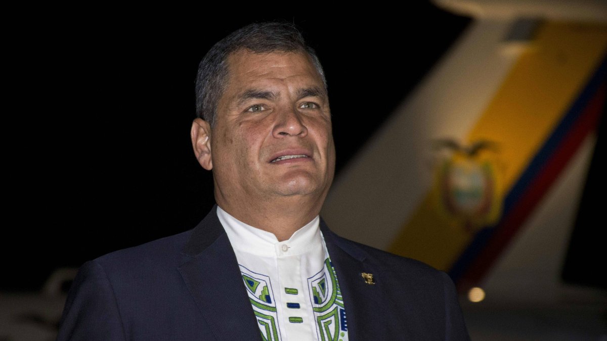 Handout picture released by the Colombia's Ministry of Foreign Affairs showing Ecuador's President Rafael Correa, gesturing uppon arrival at Rafael Nunez airport to attend the XXV Ibero-American Summit in Cartagena, Colombia, on October 28, 2016. The two-day Ibero-American Summit, starts October 28 amid concerns over instability in Venezuela and Colombia's troubled peace drive. - RESTRICTED TO EDITORIAL USE - MANDATORY CREDIT AFP PHOTO / COLOMBIA'S MINISTRY OF FOREIGN AFFAIRS / FERNANDO FANDINO - NO MARKETING - NO ADVERTISING CAMPAIGNS - DISTRIBUTED AS A SERVICE TO CLIENTS
/ AFP / Colombia's Ministry of Foreign Affairs / FERNANDO FANDINO / RESTRICTED TO EDITORIAL USE - MANDATORY CREDIT AFP PHOTO / COLOMBIA'S MINISTRY OF FOREIGN AFFAIRS / FERNANDO FANDINO - NO MARKETING - NO ADVERTISING CAMPAIGNS - DISTRIBUTED AS A SERVICE TO CLIENTS