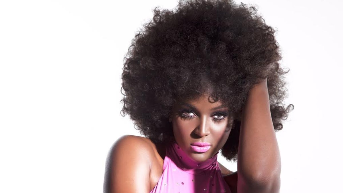 Amara “La Negra” regresa renovada y con nuevo sencillo