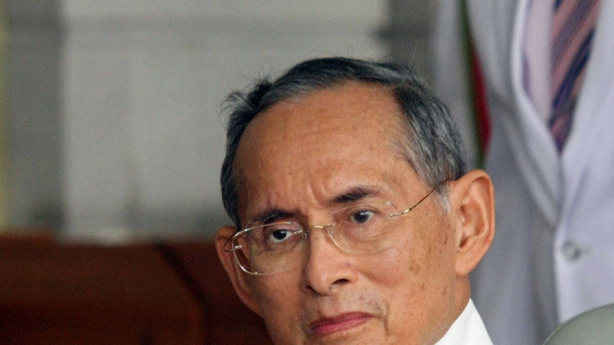 (FILES) This file photo taken on December 5, 2009 shows Thai King Bhumibol Adulyadej waving to a crowd of well-wishers as he leaves the Siriraj Hospital in Bangkok. Thailand's King Bhumibol Adulyadej has died after a long illness, the palace announced on October 13, 2016, ending a remarkable seven-decade reign and leaving a divided people bereft of a towering and rare figure of unity. / AFP / PAIROJ