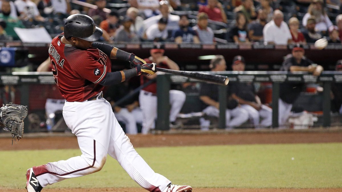 El jugador Jean Segura de los Diamondbacks Arizona pega un jonrón de dos carreras ante los Rockies de Colorado durante el quinto inning de su juego de béisbol del miércoles 14 de septiembre de 2016 en Phoenix, Arizona. (AP Foto/Ross D. Franklin)