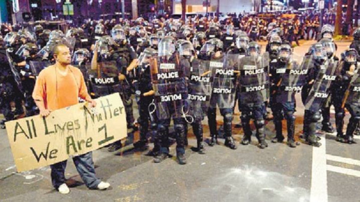 Esposa de negro muerto por policía en Charlotte publica video.