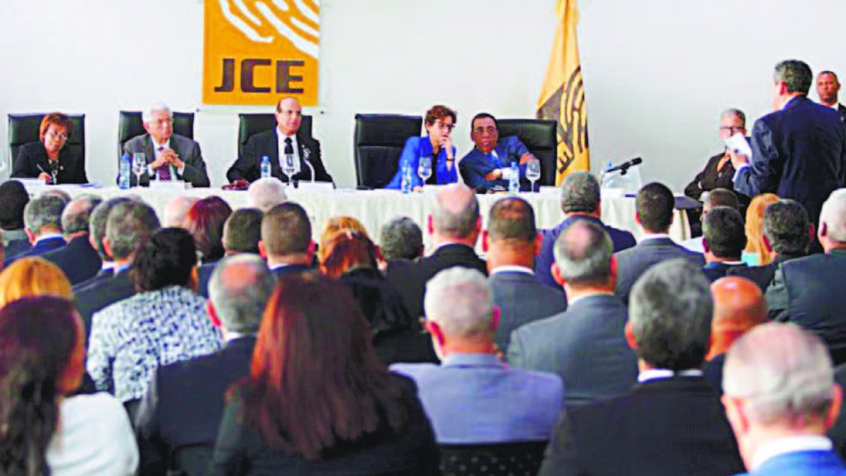JCE da cinco días a partidos para que opinen de fondos públicos