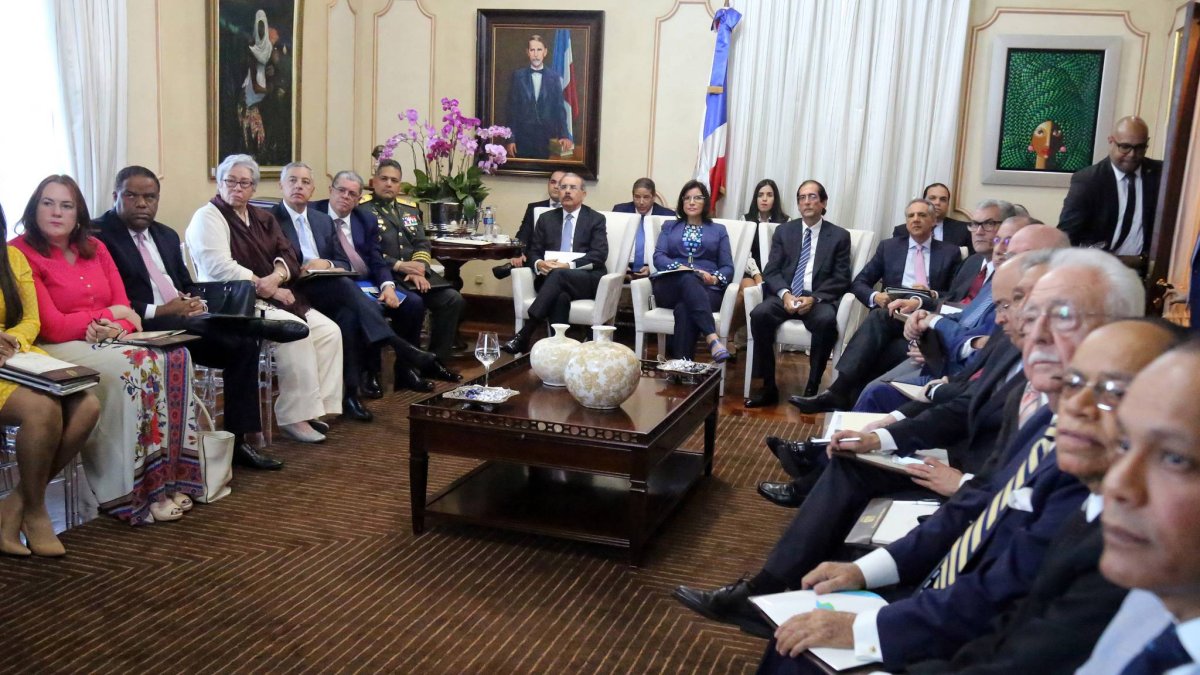 El presidente Danilo Medina recibió el primer informe del Sistema de Monitoreo y Medición de la Gestión Pública. Se comprobó el nivel de avance de las metas presidenciales, normativas y satisfacción de los usuarios. En esta primera sesión, se presentaron los avances de los 22 ministerios. En una próxima convocatoria serán presentados los resultados de las demás instituciones públicas.Hoy/Fuente Externa 13/2/14