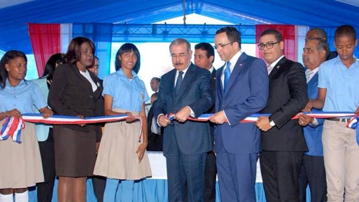 Presidente Medina corta la cinta para dejar inaugurado el centro educativo/Foto: PresidenciaRD