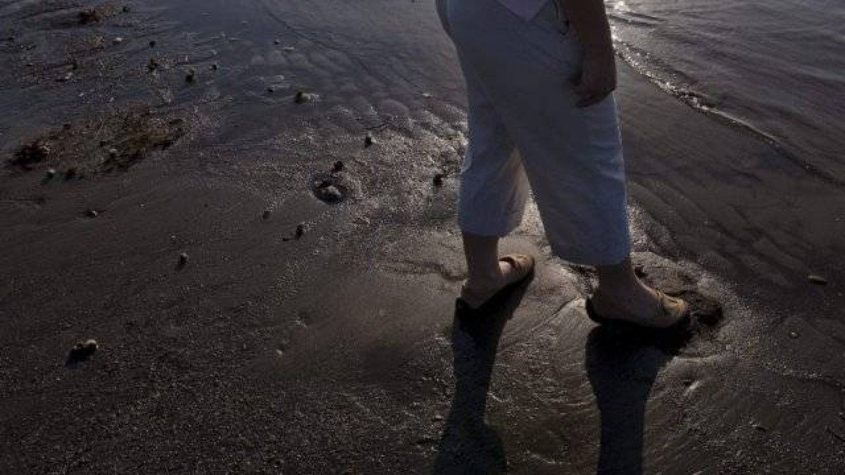 Mujer en la playa. EFE/BEVIL KNAPP