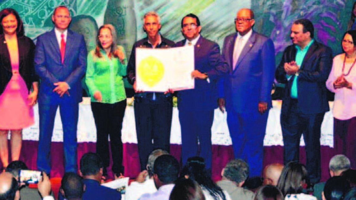 Decano Ramón Rodríguez al entregar un reconocimiento