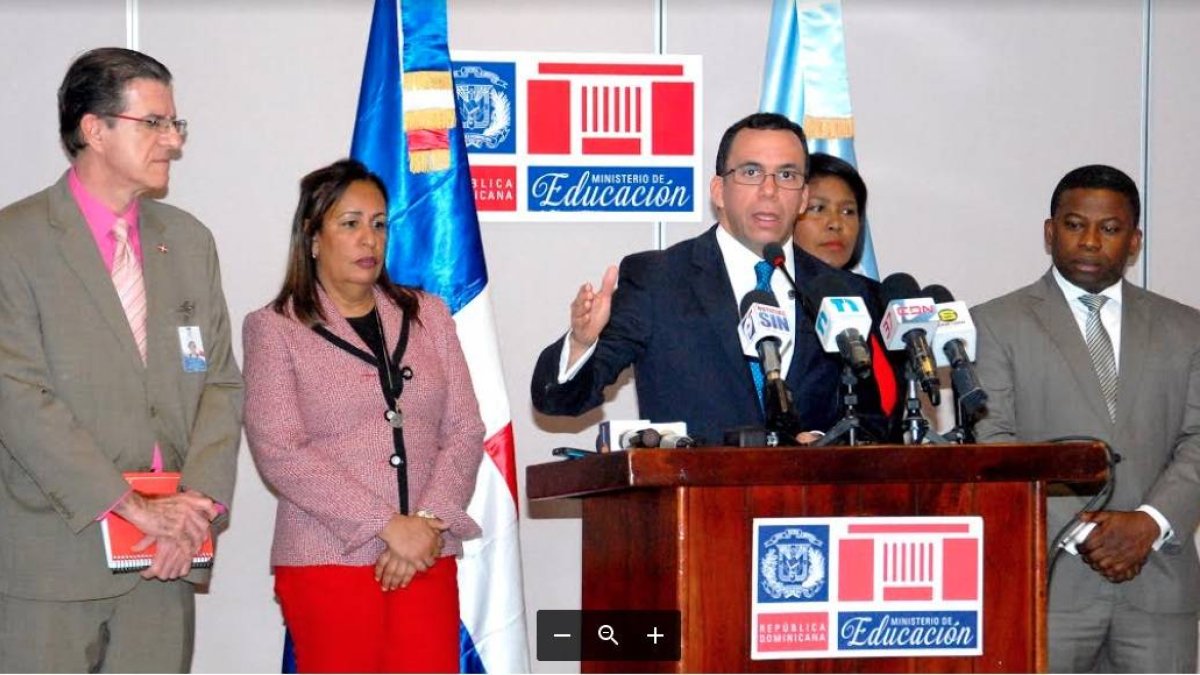 Ministero de Educación, Andrés Navarro, ofreció la información en rueda de prensa.