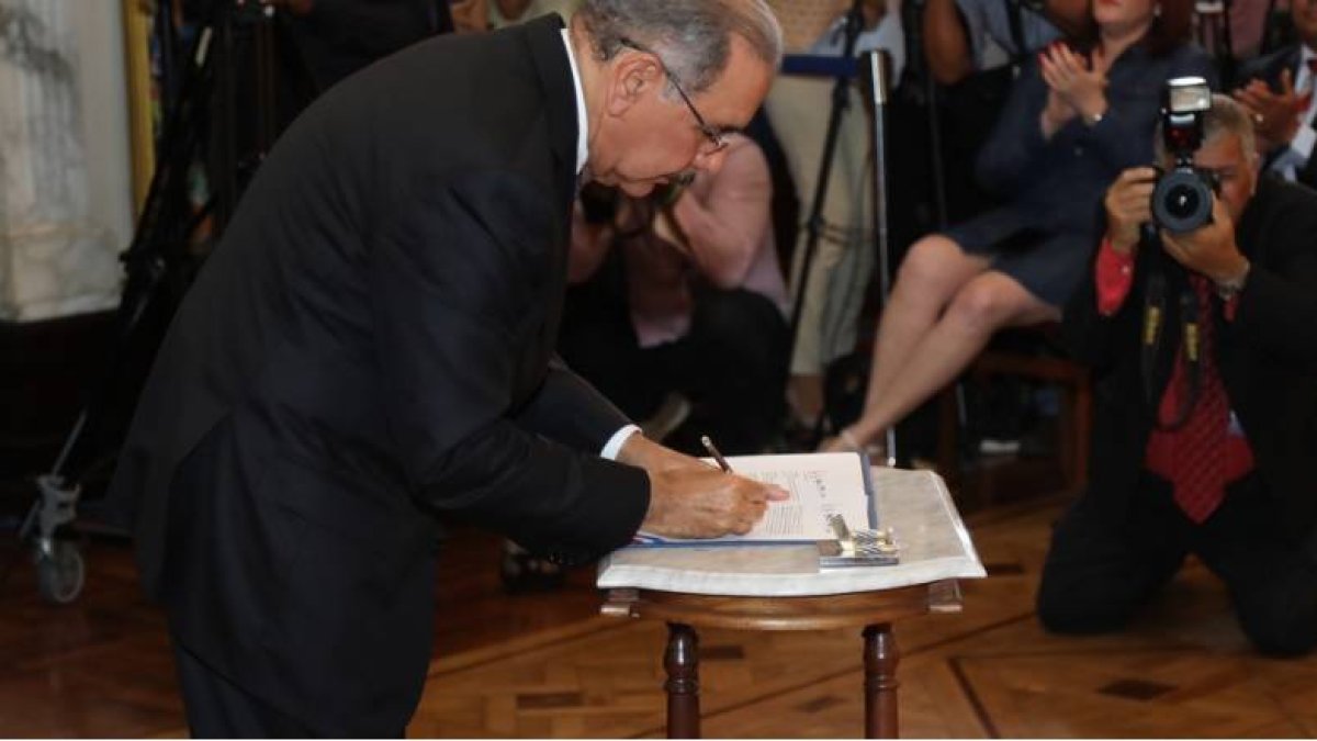 Danilo Medina firma