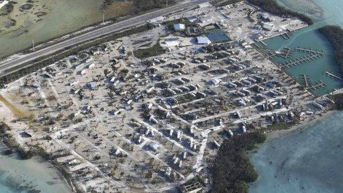En la imagen, vista de un parque de casas rodantes, con los vehículos volteados tras el paso del huracán Irma, el 11 de septiembre de 2017, en los Cayos de Florida. (Matt McClain/The Washington Post via AP, Pool).