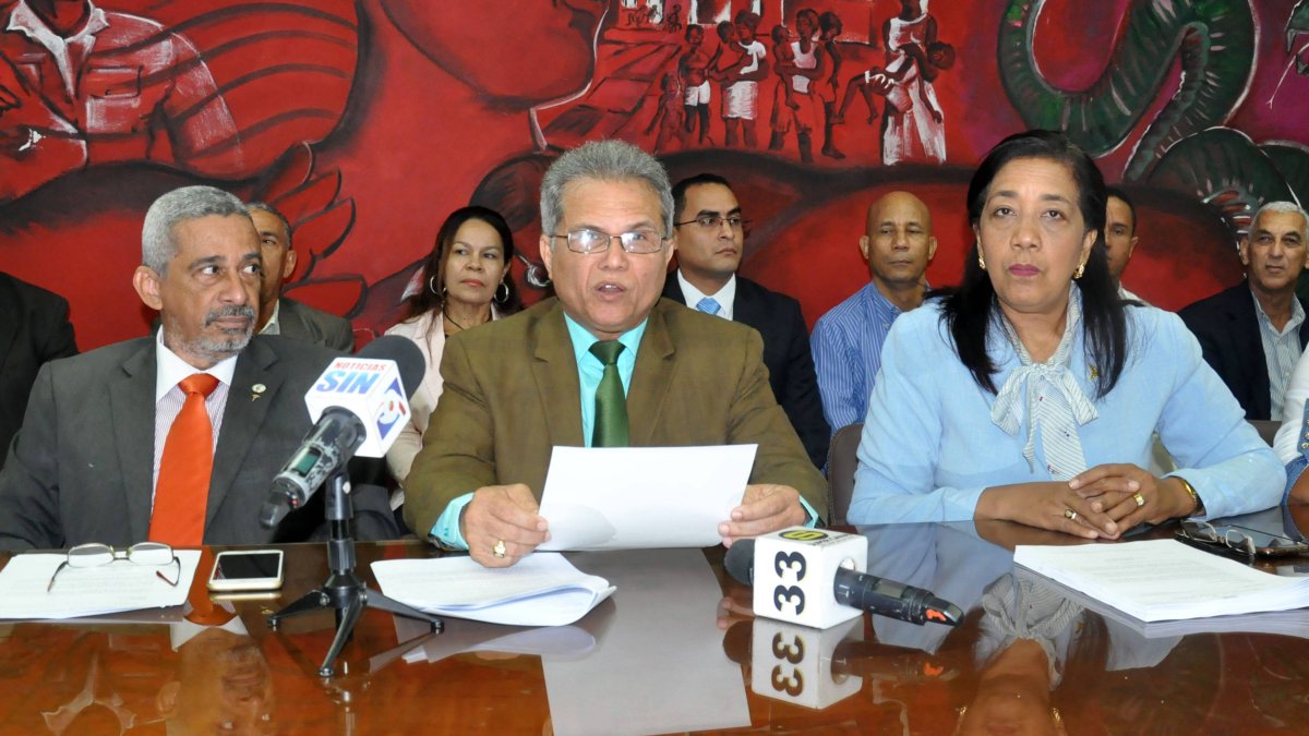 RUEDA DE PRENSA EN EL COLEGIO MEDICO DOMINICANO, PARA NOTIFICAR  AL PUEBLO ,QUE LOS MEDICOS TENDRAN UN PARO DE LABORAR POR 24 HORAS ,EL MIERCOLES 20,EN PROCURA DE AUMENTO SALARIAR. DE IZQUIERDA A DERECHSA, CARLOS ROHA, WALDO ARIEL SUERO. MERY HERNANDEZ. HOY/ARLENIS CASTILLO/18/09/17.