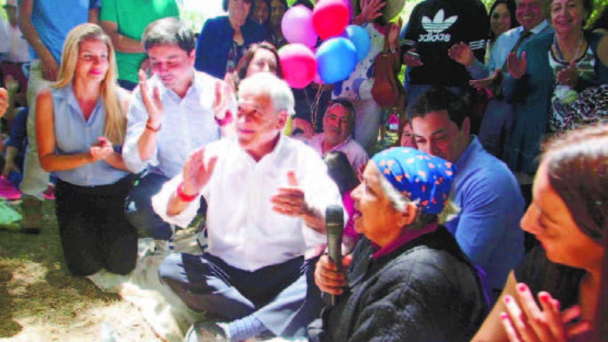 El candidato Sebastián Piñera comparte con seguidores. AFP