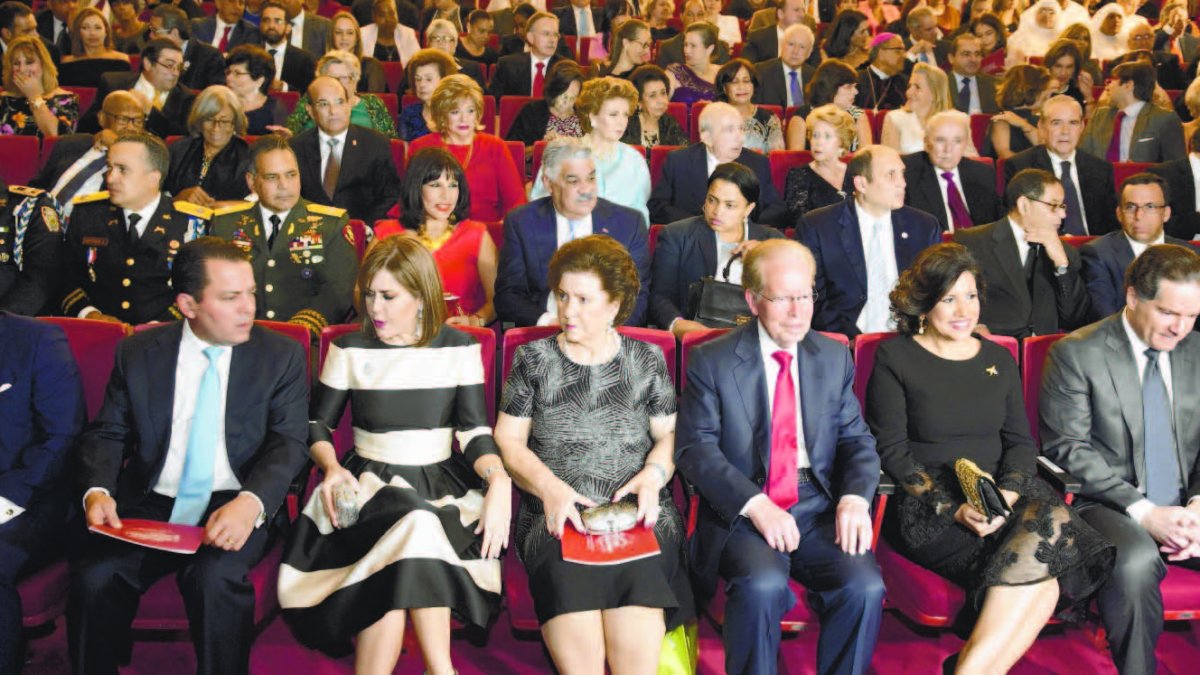 La vicepresidenta Margarita Cedeño de Fernández junto a represantantes de la familia Corripio Alonso y otras personalidades