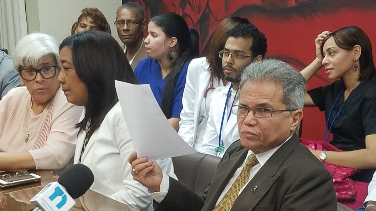 Waldo Ariel Suero, presidente del Colegio Médico Dominicano, dio lectura a un documento en el que acusa a las autoridades de salud de avasallar a los galenos y quitarles sus conquistas.