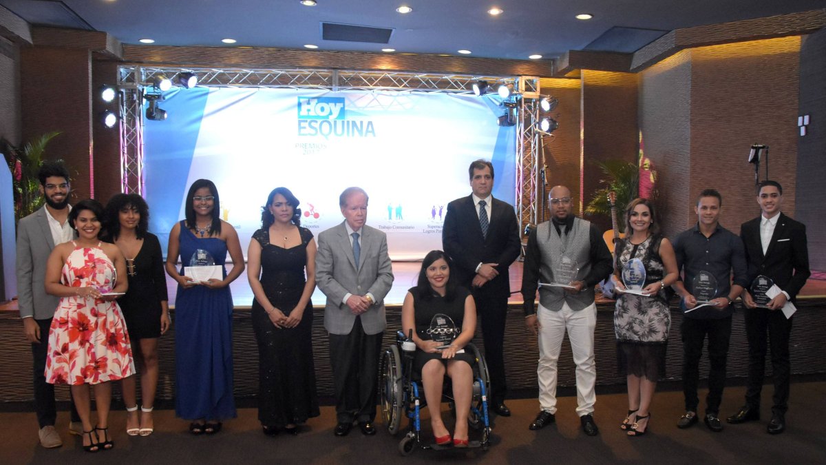 País / Premios Juventud Hoy. EN Foto: Proyecto WARA (INTEC), Kristal Hidalgo, Tania Hidalgo, Pepin Corripio, Natali Vasquez, Carlos Gomez, Candido Bierd, Ivannia Rivera, Audrys Nin Reyes y Roberto Cuevas Perez. 22-11-17 Fotos: Adolfo Woodley Valdez.