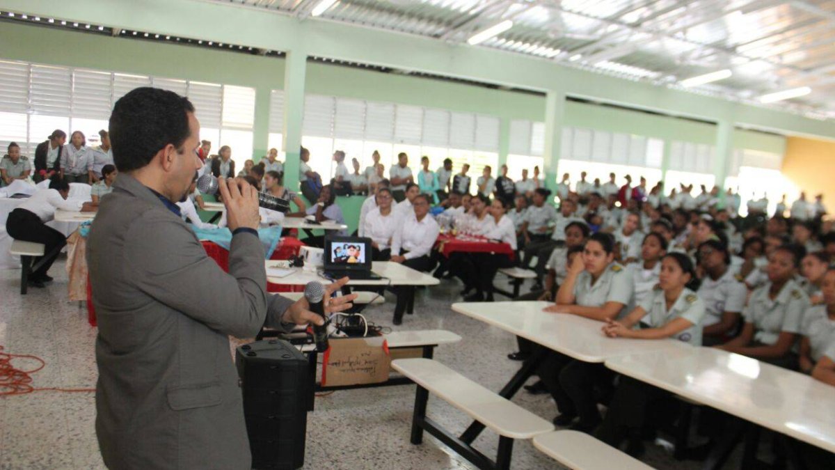 Doctor Alejandro Soto explica a estudiantes la importancia de donar sangre