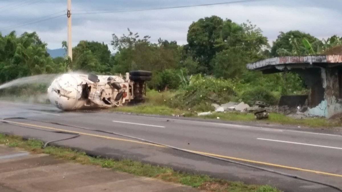 Video: Un muerto tras choque entre tanquero y camión en la autopista Duarte