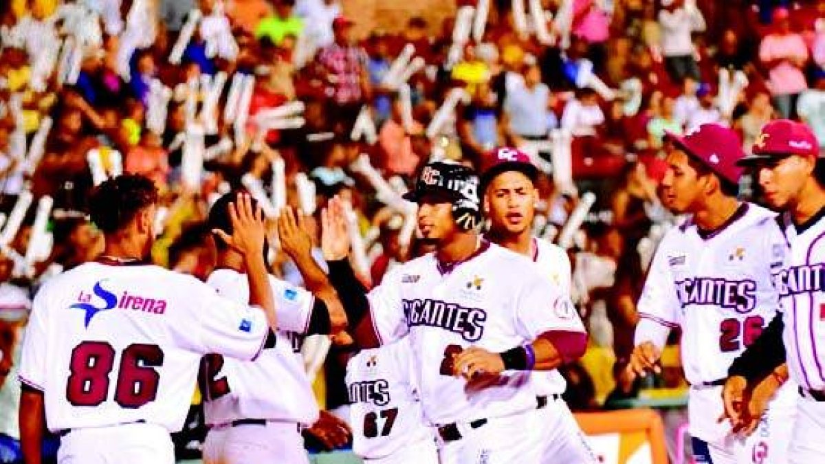 Moisés Sierra es felicitado al anotar la vuelta del triunfo