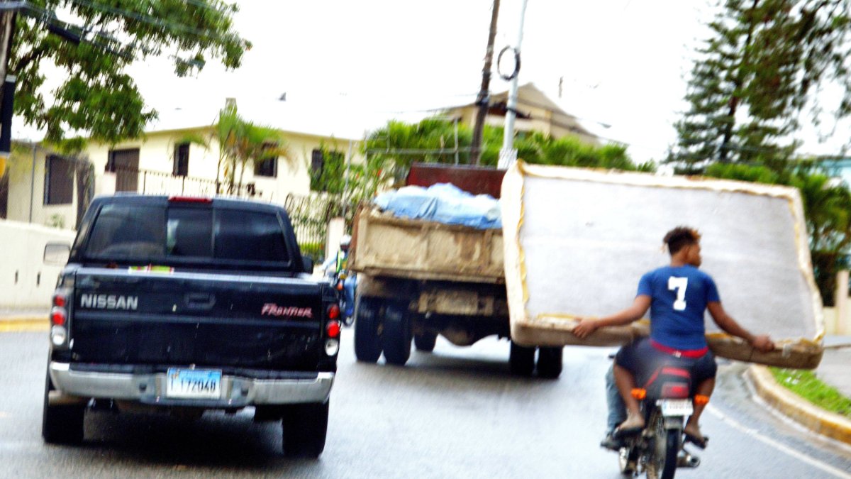 Accidentes en motociletas.- Esta Motociceta circulaba por el sector el Edén de Villa Mella con dos ocupantes transportando un colchón, una tarea que se cree es para una camioneta Esto a la vista de todo y en plena luz del día. Foto/ Napoleón Marte