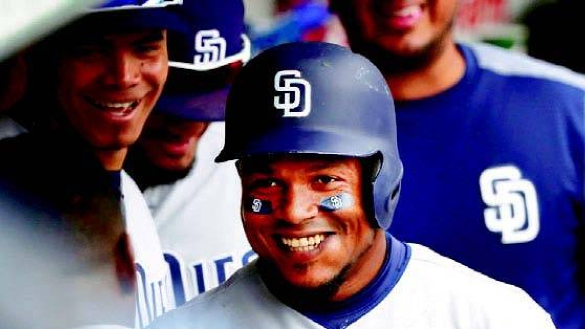 Erick Aybar es saludado por sus compañeros tras su jonrón