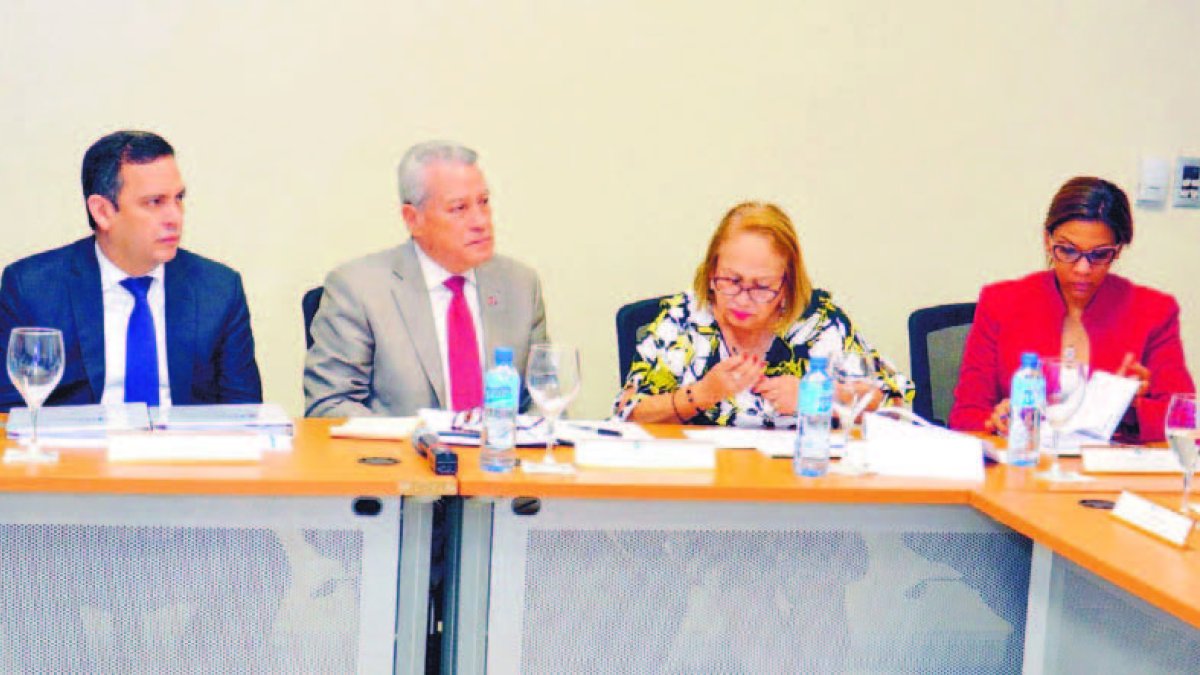 Henry Molina, director del CEI-RD; el ministro Nelson Toca; Luisa Fernández, directora del CNZF, Hepzy